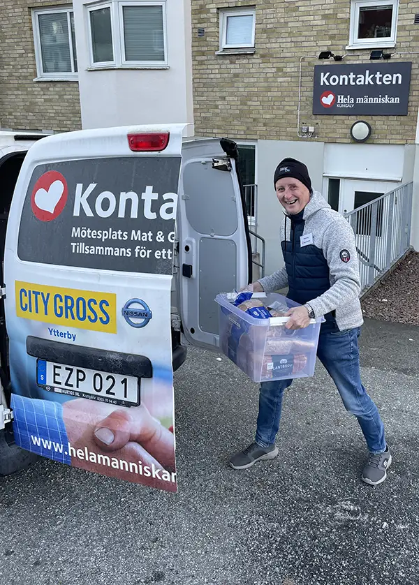 Man i Kungälv som packar in mat i en bil