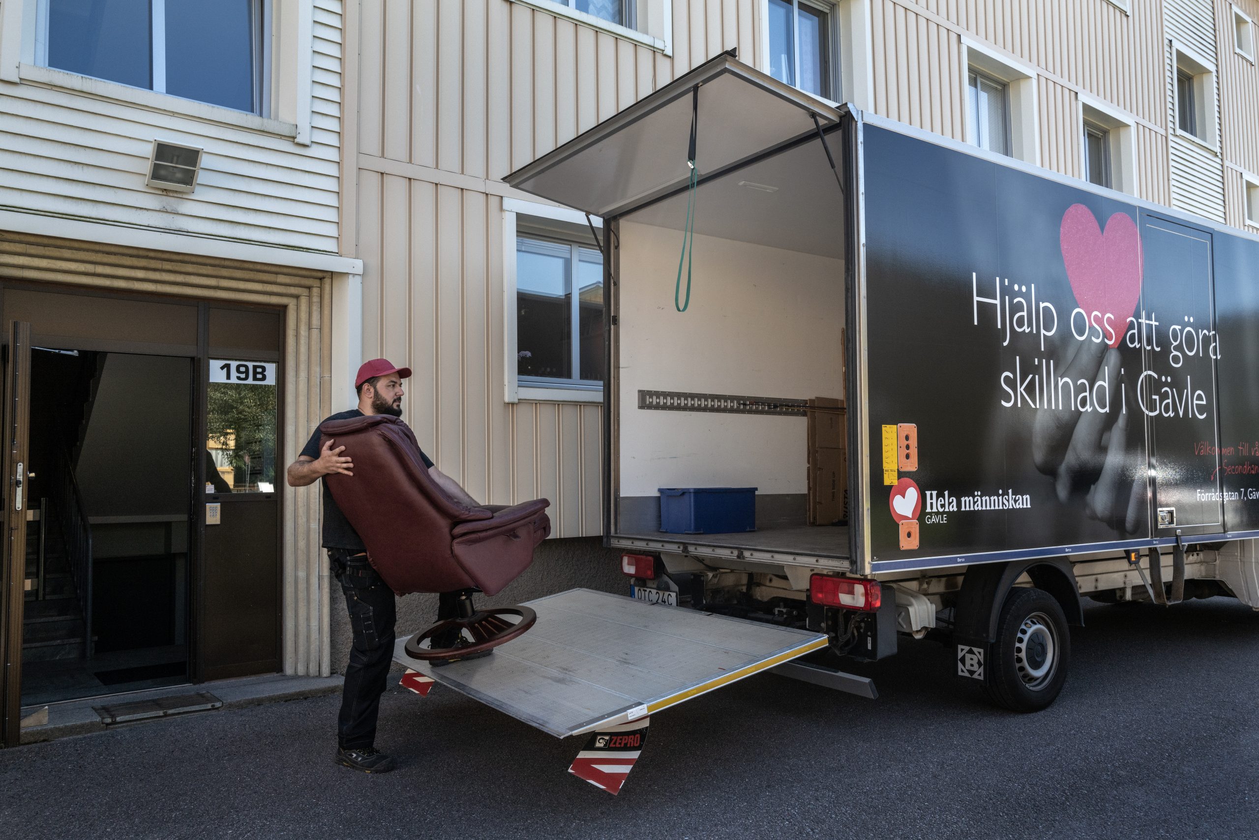 Personal bär möbler in i lastbil