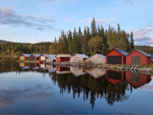 Båthus vid spegelblank sjö